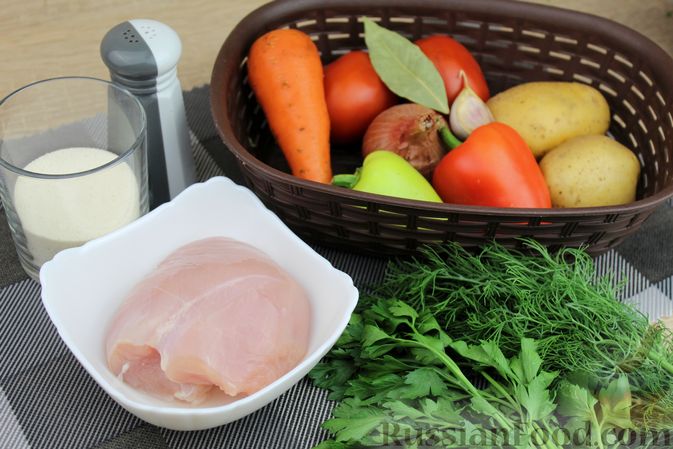 Фото приготовления рецепта: Куриный суп с манной крупой, помидорами и сладким перцем - шаг №1
