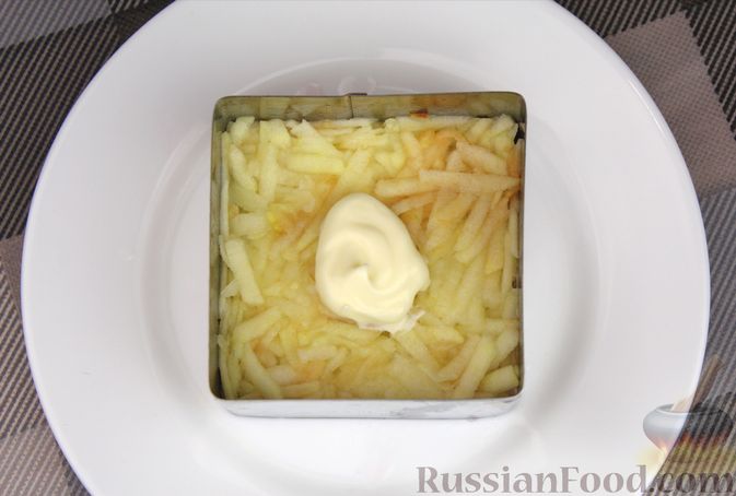 Фото приготовления рецепта: Слоёный салат с яблоками, морковью, сыром и яйцами - шаг №9