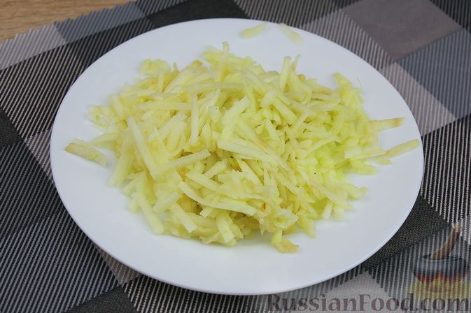 Фото приготовления рецепта: Слоёный салат с яблоками, морковью, сыром и яйцами - шаг №7