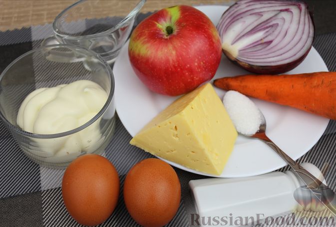 Фото приготовления рецепта: Слоёный салат с яблоками, морковью, сыром и яйцами - шаг №1