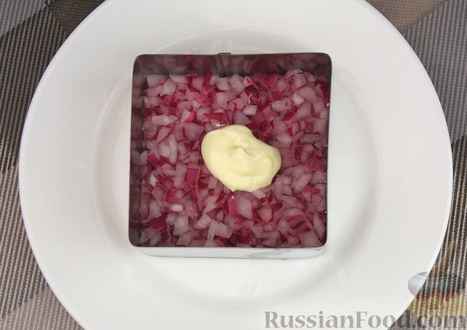 Фото приготовления рецепта: Слоёный салат с яблоками, морковью, сыром и яйцами - шаг №8