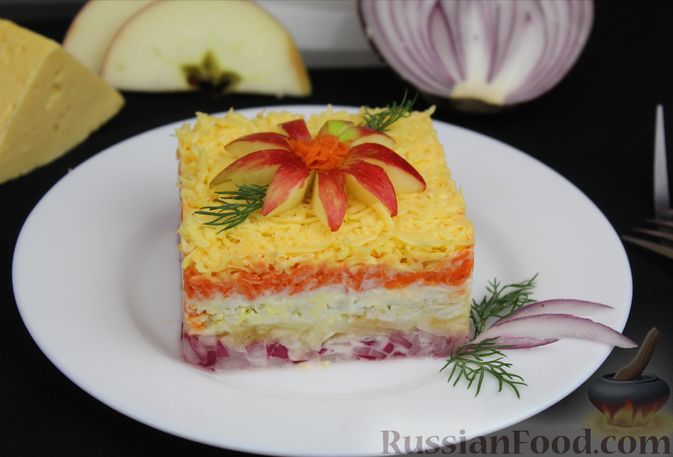 Фото приготовления рецепта: Слоёный салат с яблоками, морковью, сыром и яйцами - шаг №14