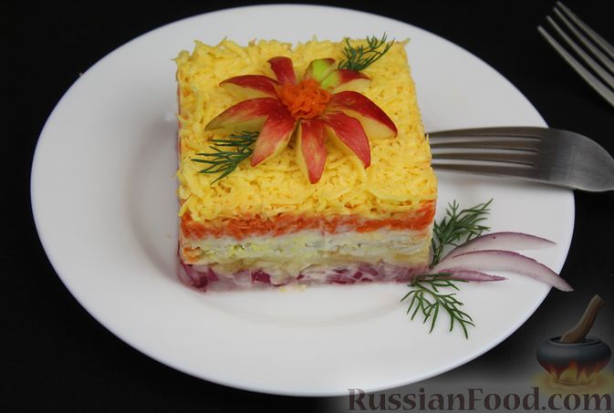 Фото приготовления рецепта: Слоёный салат с яблоками, морковью, сыром и яйцами - шаг №13