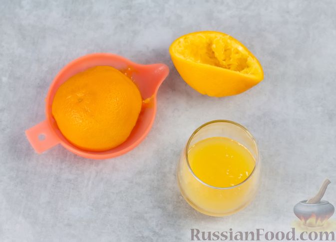 Фото приготовления рецепта: Молочный коктейль с апельсиновым соком - шаг №3