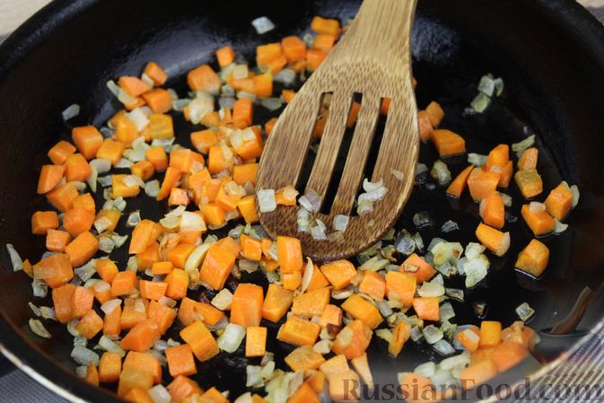 Фото приготовления рецепта: Мясные тефтели, тушенные с кабачками и морковью - шаг №8