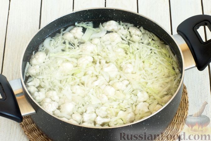 Фото приготовления рецепта: Овощной суп с зелёным горошком - шаг №3