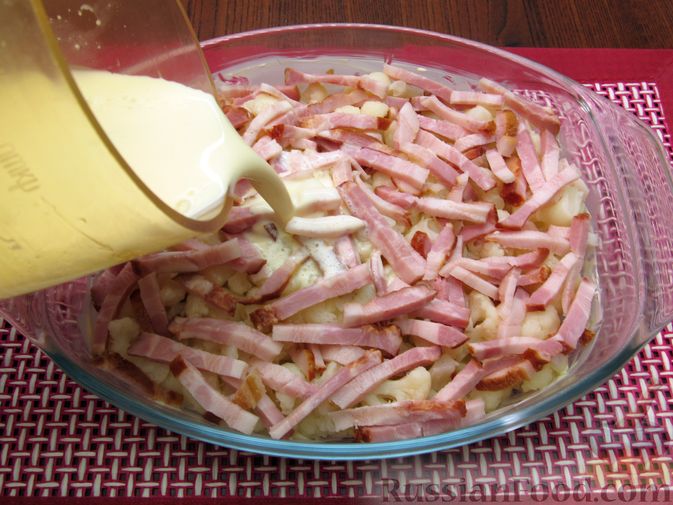 Фото приготовления рецепта: Запеканка из цветной капусты и бекона, в сливочно-сырной заливке - шаг №12
