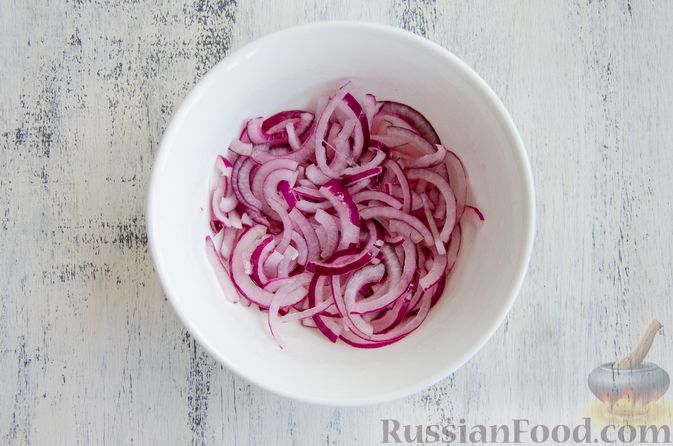 Фото приготовления рецепта: Салат из помидоров, с виноградом и красным луком - шаг №3