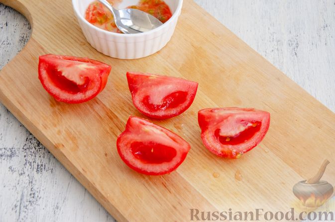Фото приготовления рецепта: Салат из помидоров, с виноградом и красным луком - шаг №4