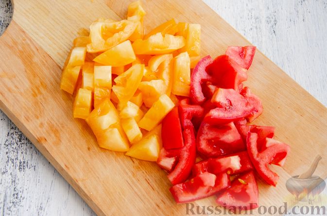 Фото приготовления рецепта: Салат из помидоров, с виноградом и красным луком - шаг №5