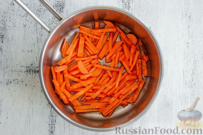 Фото приготовления рецепта: Салат из моркови с яблоком, помидорами и огурцами - шаг №3