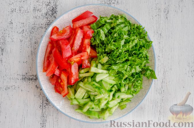 Фото приготовления рецепта: Салат из моркови с яблоком, помидорами и огурцами - шаг №5