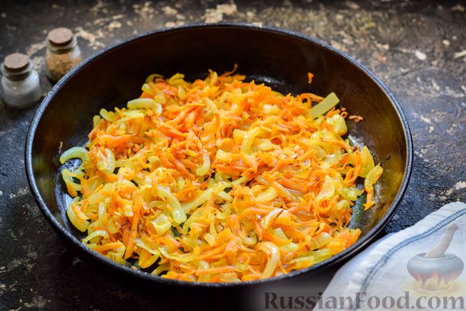 Фото приготовления рецепта: Салат с куриными сердечками, морковью и консервированным зелёным горошком - шаг №6