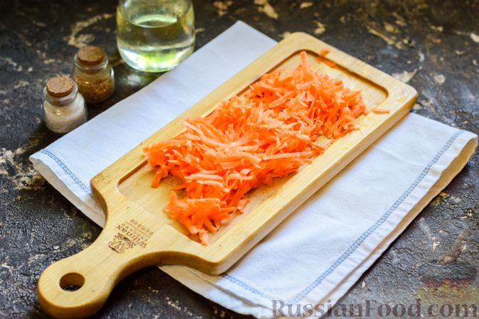 Фото приготовления рецепта: Свиная печень, тушенная со сладким перцем, морковью и помидорами - шаг №3