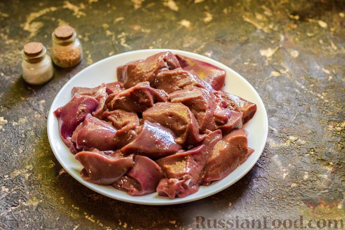 Фото приготовления рецепта: Свиная печень, тушенная в кефире - шаг №2