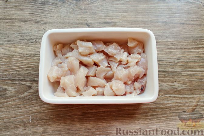 Фото приготовления рецепта: Куриное филе, запечённое с брусникой и грибами - шаг №2