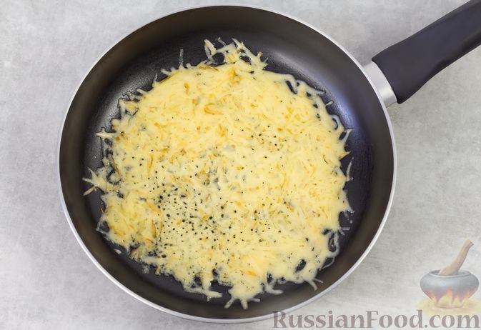 Фото приготовления рецепта: Омлет с сырной корочкой - шаг №3