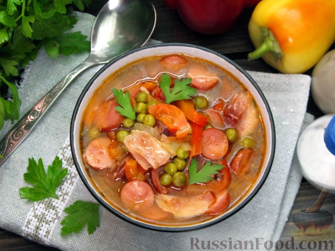 Фото к рецепту: Куриный суп с болгарским перцем, сосисками и горошком