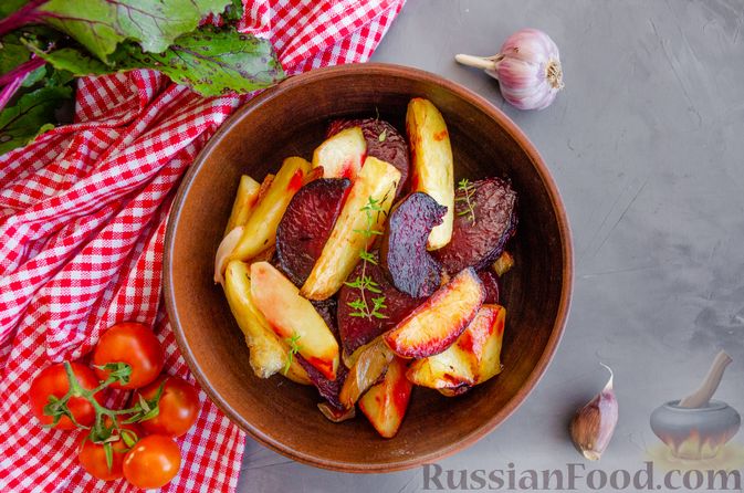 Фото к рецепту: Картофель, запечённый со свёклой и чесноком (в духовке)