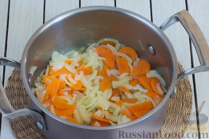 Фото приготовления рецепта: Овощное рагу с  кабачками, сладким перцем, белокочанной и цветной капустой - шаг №3