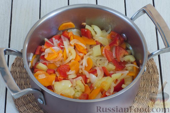 Фото приготовления рецепта: Овощное рагу с  кабачками, сладким перцем, белокочанной и цветной капустой - шаг №5