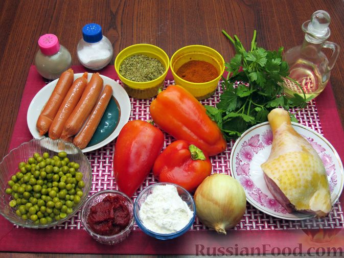 Фото приготовления рецепта: Куриный суп с болгарским перцем, сосисками и горошком - шаг №1