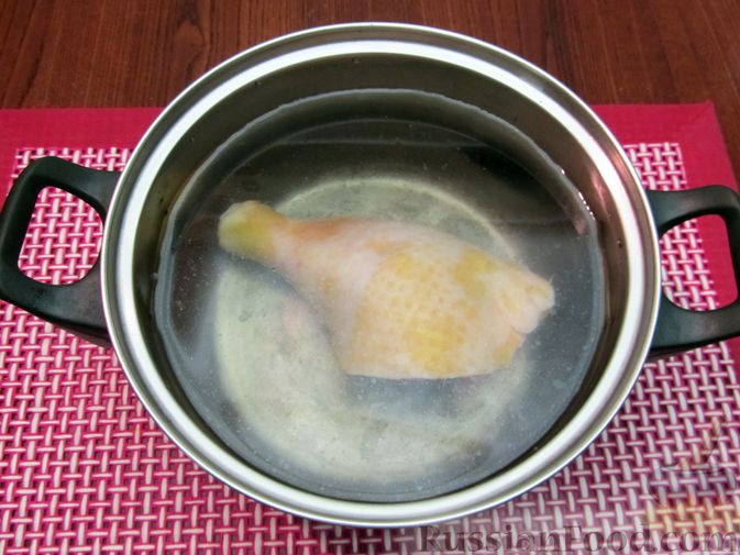 Фото приготовления рецепта: Куриный суп с болгарским перцем, сосисками и горошком - шаг №2