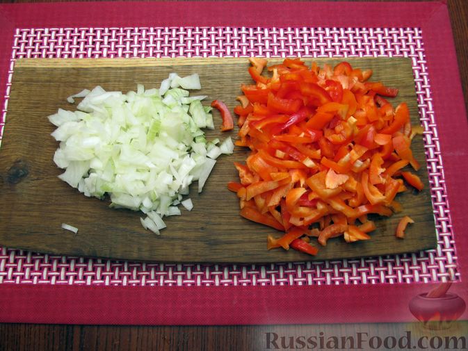 Фото приготовления рецепта: Куриный суп с болгарским перцем, сосисками и горошком - шаг №5