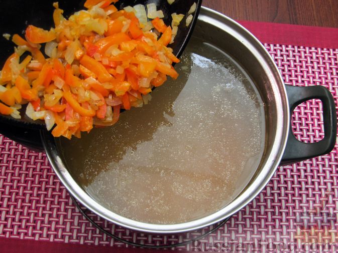 Фото приготовления рецепта: Куриный суп с болгарским перцем, сосисками и горошком - шаг №10