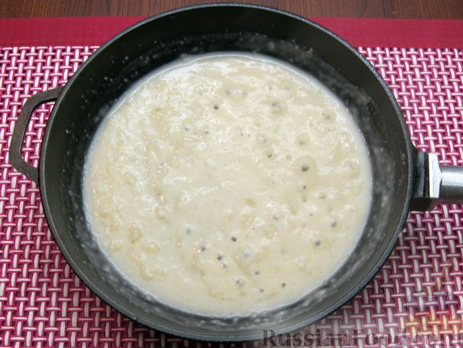 Фото приготовления рецепта: Куриный суп с болгарским перцем, сосисками и горошком - шаг №9