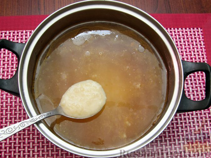 Фото приготовления рецепта: Куриный суп с болгарским перцем, сосисками и горошком - шаг №11