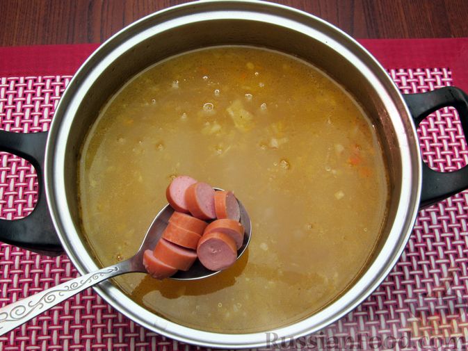 Фото приготовления рецепта: Куриный суп с болгарским перцем, сосисками и горошком - шаг №12