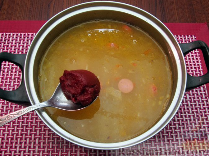 Фото приготовления рецепта: Куриный суп с болгарским перцем, сосисками и горошком - шаг №13