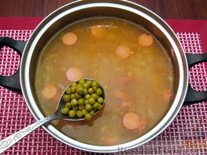 Фото приготовления рецепта: Куриный суп с болгарским перцем, сосисками и горошком - шаг №14