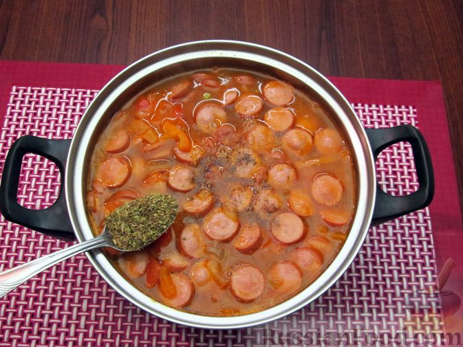 Фото приготовления рецепта: Куриный суп с болгарским перцем, сосисками и горошком - шаг №16