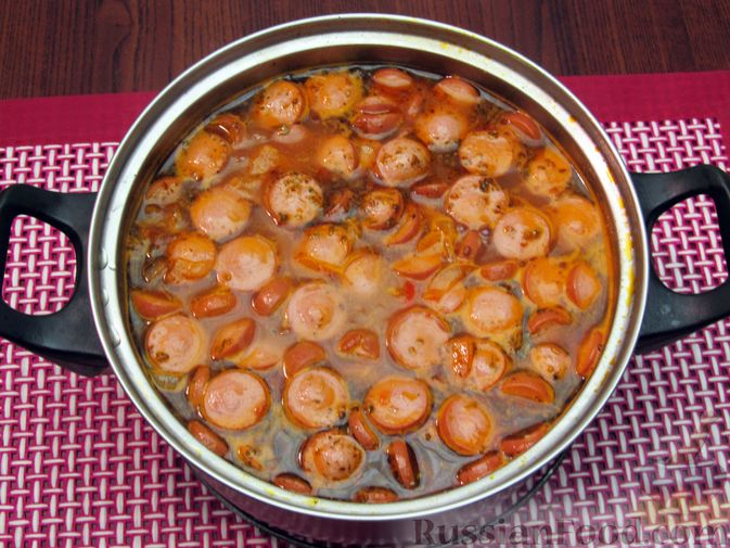 Фото приготовления рецепта: Куриный суп с болгарским перцем, сосисками и горошком - шаг №18