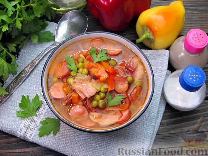 Фото приготовления рецепта: Куриный суп с болгарским перцем, сосисками и горошком - шаг №19