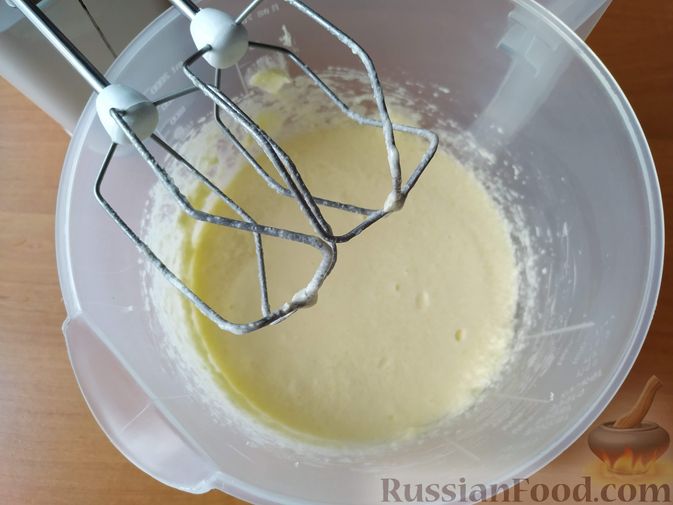 Фото приготовления рецепта: Сливовый пирог с корицей - шаг №3