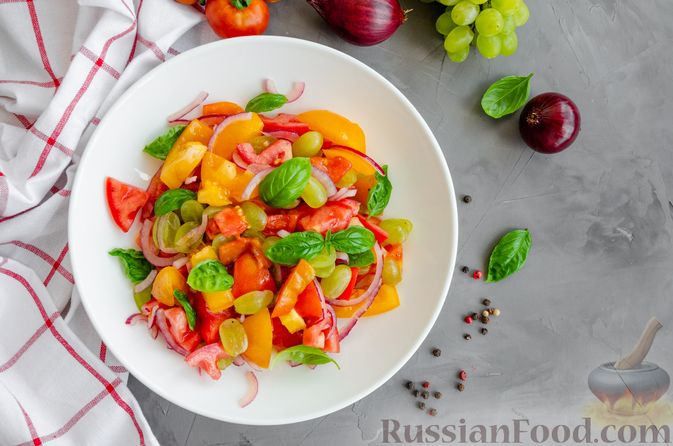 Фото приготовления рецепта: Салат из помидоров, с виноградом и красным луком - шаг №10