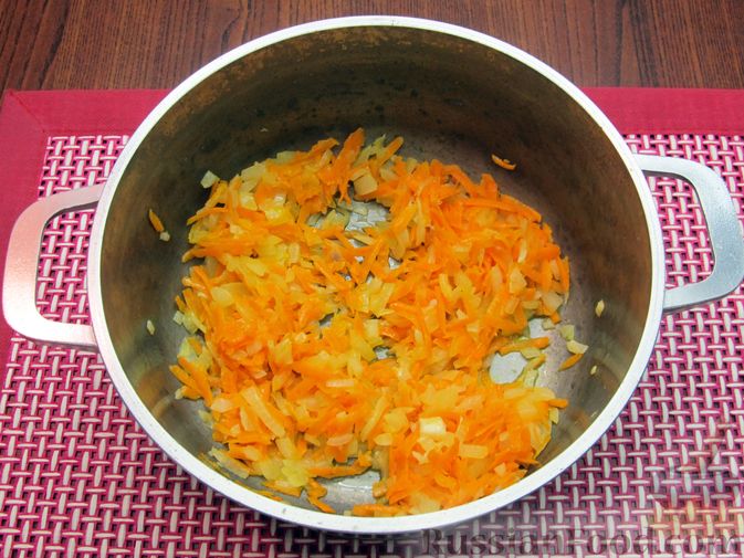 Фото приготовления рецепта: Сырный суп с шампиньонами - шаг №8