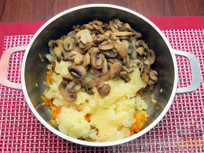 Фото приготовления рецепта: Сырный суп с шампиньонами - шаг №9