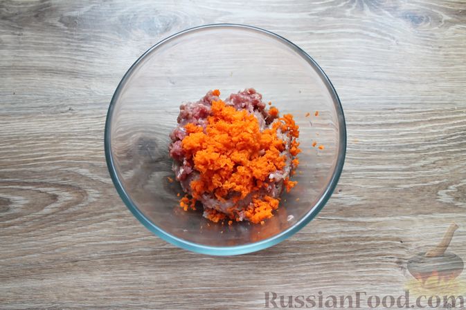 Фото приготовления рецепта: Мясные котлеты с морковью на пару - шаг №4