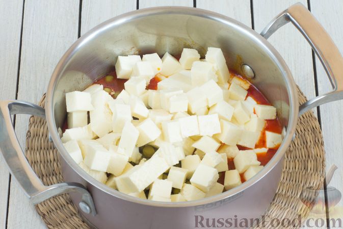 Фото приготовления рецепта: Томатный суп с горошком и адыгейским сыром - шаг №8