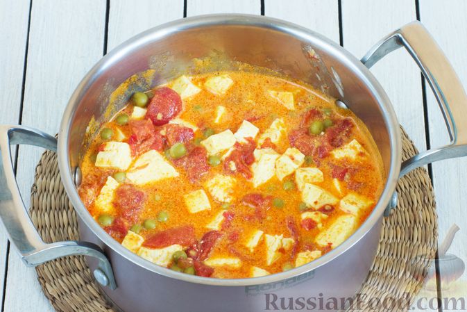Фото приготовления рецепта: Томатный суп с горошком и адыгейским сыром - шаг №9