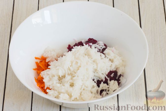 Фото приготовления рецепта: Салат из свёклы, моркови, риса и консервированного зелёного горошка - шаг №5