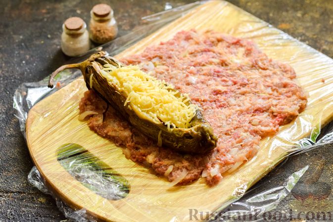 Фото приготовления рецепта: Баклажаны с сырной начинкой, в "шубке" из мясного фарша (в духовке) - шаг №13