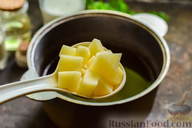 Фото приготовления рецепта: Сливочный суп  с мясными фрикадельками - шаг №4