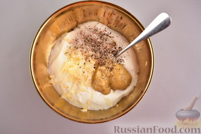 Фото приготовления рецепта: Салат с курицей, болгарским перцем, капустой и сметанно-горчичной заправкой - шаг №9