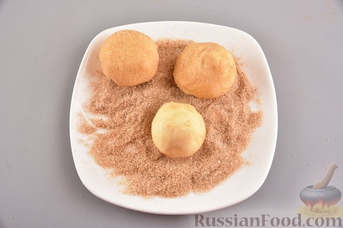 Фото приготовления рецепта: Песочное печенье в корично-сахарной обсыпке (сникердудль) - шаг №8