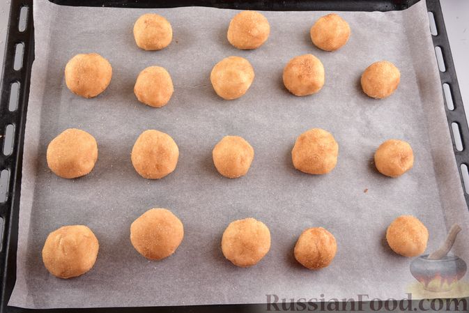 Фото приготовления рецепта: Песочное печенье в корично-сахарной обсыпке (сникердудль) - шаг №9